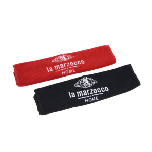 Baristatücher-Set von La Marzocco Home, bestehend aus einem schwarzen und einem roten Tuch mit gesticktem Logo – ideal zum Reinigen von Siebträgern, Dampflanzen und Arbeitsflächen in der Kaffeebar.