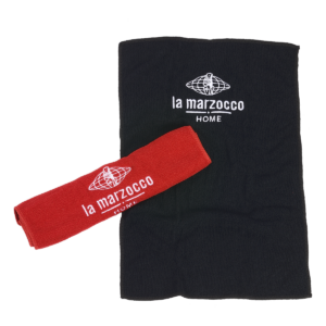 Baristatücher-Set von La Marzocco Home, bestehend aus einem schwarzen und einem roten Tuch mit gesticktem Logo – ideal zum Reinigen von Siebträgern, Dampflanzen und Arbeitsflächen in der Kaffeebar.