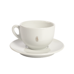 Weiße Cappuccino-Tasse mit passender Untertasse aus Porzellan. Auf der Vorderseite der Tasse ist ein kleines, dezentes Löwen-Logo von La Marzocco aufgedruckt.