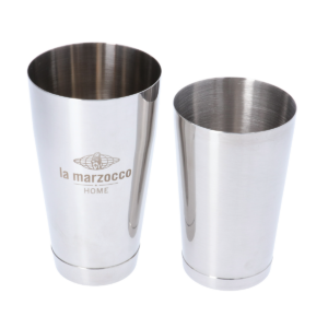 Zweiteiliger Cocktailshaker aus Edelstahl, einer mit „La Marzocco Home“-Logo graviert – ideal für die Zubereitung von Kaffee-Cocktails oder klassischen Drinks.