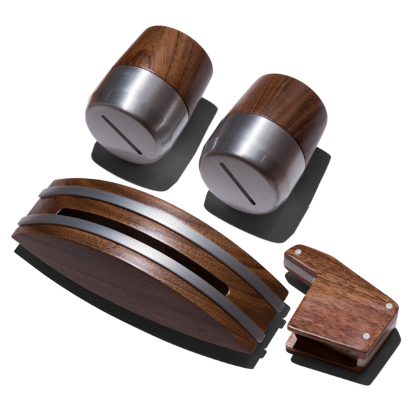 La Marzocco Zubehörset aus Holz und Edelstahl – bestehend aus zwei Espresso-Tools (Tamper & Distributor), Halterung und Wandhalter. Hochwertiges Barista-Zubehör für Siebträgermaschinen, ideal für stilvolles Kaffeewerkzeug in der Gastronomie oder zu Hause