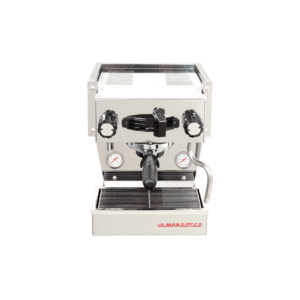 La Marzocco Linea Micra – kompakte Siebträgermaschine für zu Hause mit professionellen Features wie Dualboiler-System, PID-Temperaturkontrolle und integrierter Dampflanze. Ideal für Home Baristas und kleine Cafés. Hochwertige Verarbeitung, stylisches Design, perfekte Espressoextraktion und präzises Milchaufschäumen.