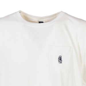 Weißes La Marzocco T-Shirt mit dezentem Sticklogo auf der Brusttasche – ein minimalistisches Kleidungsstück für Baristas, das Stil und Funktion vereint.