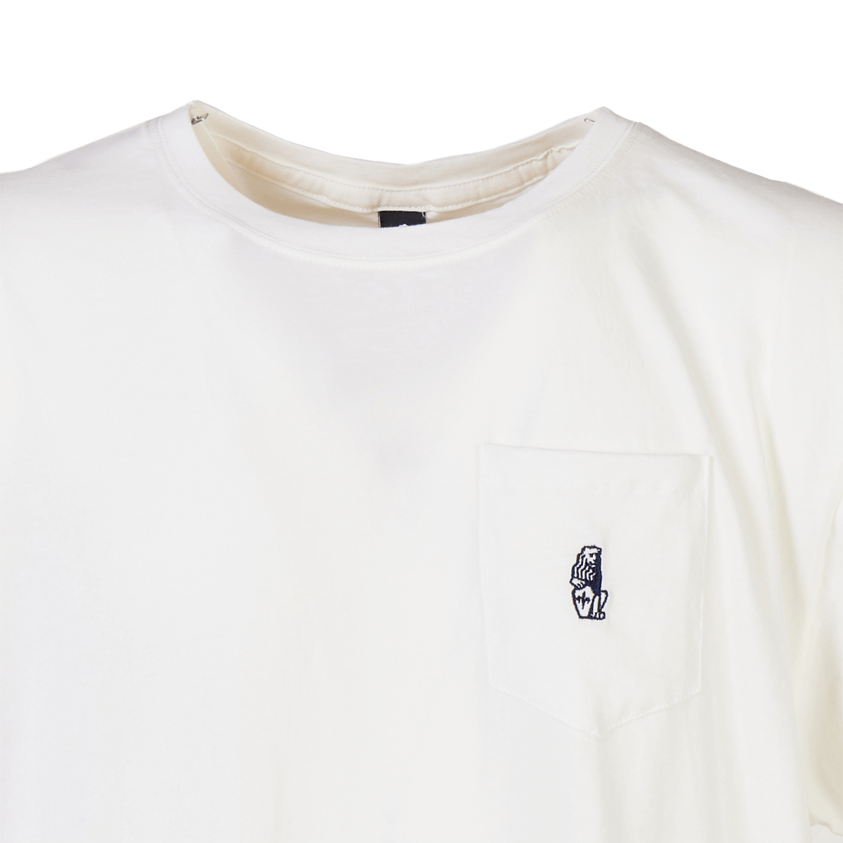 Weißes La Marzocco T-Shirt mit dezentem Sticklogo auf der Brusttasche – ein minimalistisches Kleidungsstück für Baristas, das Stil und Funktion vereint.