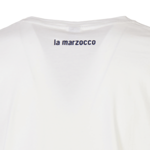 Weißes La Marzocco T-Shirt – ein minimalistisches Kleidungsstück für Baristas, das Stil und Funktion vereint