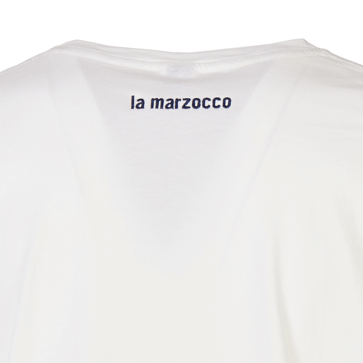 Weißes La Marzocco T-Shirt – ein minimalistisches Kleidungsstück für Baristas, das Stil und Funktion vereint