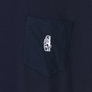 Dunkelblaues La Marzocco T-Shirt mit Brusttasche – schlichtes Design mit hochwertigem Stick des Markenlogos. Ideal für Baristas im täglichen Einsatz, ob im Café oder bei Events rund um Espressomaschinen, Kaffeezubereitung und professionelles Café-Equipment