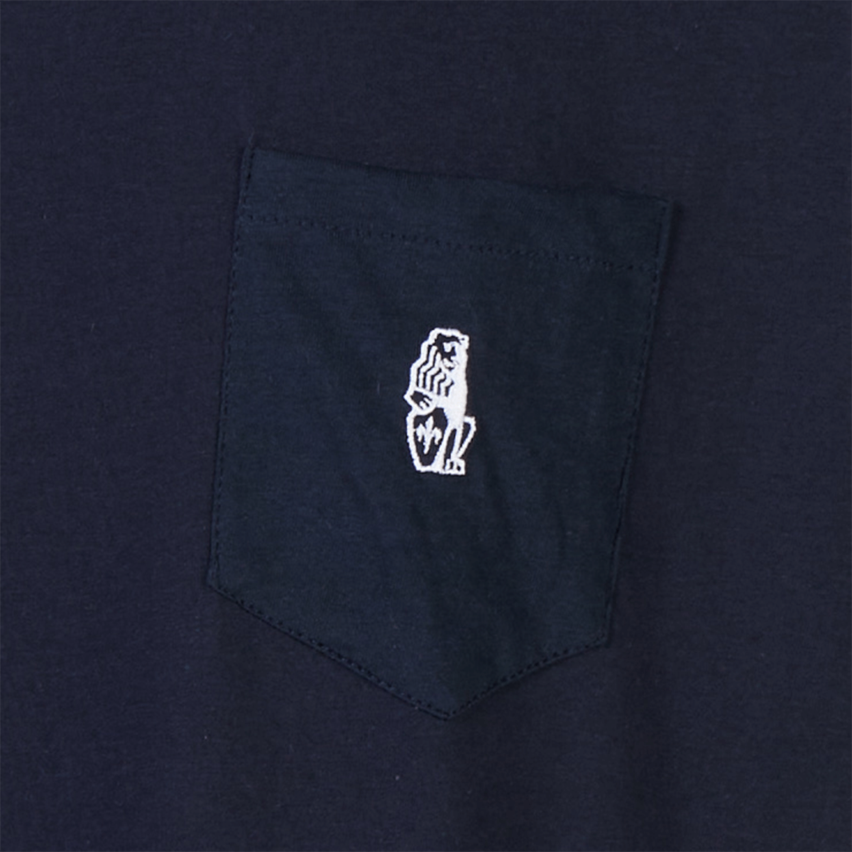 Dunkelblaues La Marzocco T-Shirt mit Brusttasche – schlichtes Design mit hochwertigem Stick des Markenlogos. Ideal für Baristas im täglichen Einsatz, ob im Café oder bei Events rund um Espressomaschinen, Kaffeezubereitung und professionelles Café-Equipment