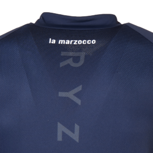Dunkelblaues La Marzocco Radtrikot mit durchgehendem Reißverschluss und dezenten weißen Logos – funktionelles und atmungsaktives Cycling-Jersey für stilbewusste Kaffeefans auf dem Rennrad.