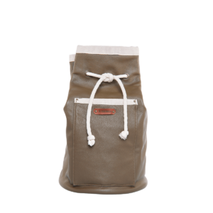 La Marzocco Rucksack in olivgrünem Segeltuch mit weißem Kordelzug und kleiner Außentasche – ein robuster und stilvoller Beutel für Baristas unterwegs, ideal zum Transport von Zubehör oder persönlichen Gegenständen im Alltag oder auf Events.