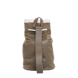 La Marzocco Rucksack in olivgrünem Segeltuch mit weißem Kordelzug und kleiner Außentasche – ein robuster und stilvoller Beutel für Baristas unterwegs, ideal zum Transport von Zubehör oder persönlichen Gegenständen im Alltag oder auf Events.