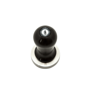Tamper mit schwarzem Griff und Edelstahlbasis – ein klassisches Barista Tool für die gleichmäßige Verdichtung des Espressopulvers in der Siebträgermaschine. Ideal für den professionellen Einsatz in der Kaffeezubereitung mit La Marzocco Espressomaschinen und unverzichtbares Zubehör im Café-Equipment.