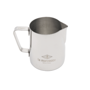 Detailansicht eines Edelstahl-Milchkännchens von La Marzocco – ideal für das professionelle Milchaufschäumen und Latte Art in der Kaffeezubereitung. Das Barista Tool ist hochwertig verarbeitet und perfekt abgestimmt auf den Einsatz mit La Marzocco Espressomaschinen im Café- oder Home-Barista-Bereich.