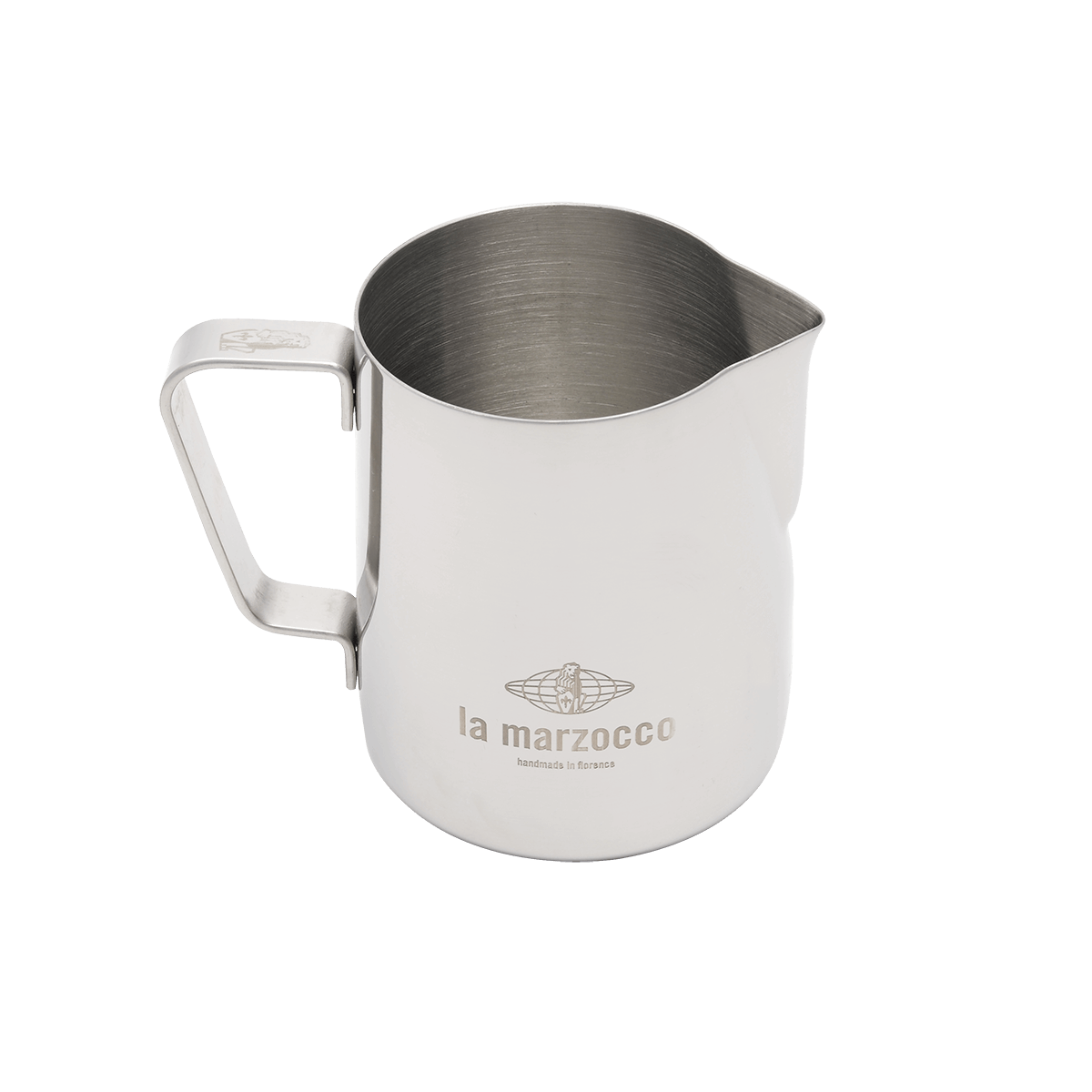 Detailansicht eines Edelstahl-Milchkännchens von La Marzocco – ideal für das professionelle Milchaufschäumen und Latte Art in der Kaffeezubereitung. Das Barista Tool ist hochwertig verarbeitet und perfekt abgestimmt auf den Einsatz mit La Marzocco Espressomaschinen im Café- oder Home-Barista-Bereich.