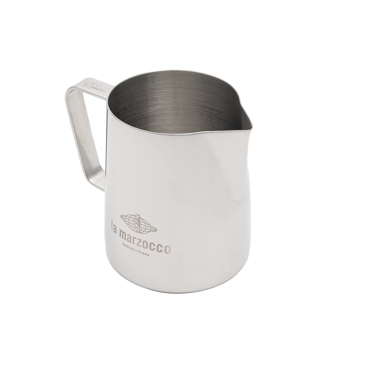 Detailansicht eines Edelstahl-Milchkännchens von La Marzocco – ideal für das professionelle Milchaufschäumen und Latte Art in der Kaffeezubereitung. Das Barista Tool ist hochwertig verarbeitet und perfekt abgestimmt auf den Einsatz mit La Marzocco Espressomaschinen im Café- oder Home-Barista-Bereich.