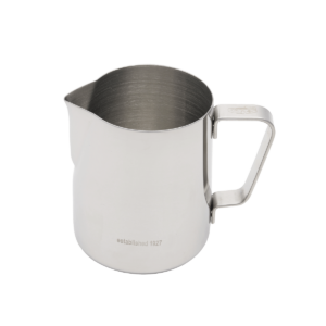 Detailansicht eines Edelstahl-Milchkännchens von La Marzocco – ideal für das professionelle Milchaufschäumen und Latte Art in der Kaffeezubereitung. Das Barista Tool ist hochwertig verarbeitet und perfekt abgestimmt auf den Einsatz mit La Marzocco Espressomaschinen im Café- oder Home-Barista-Bereich.