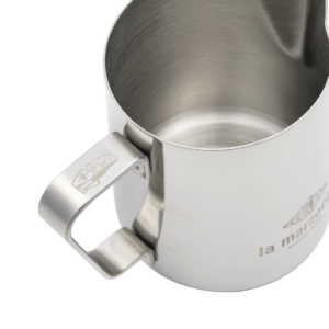 Detailansicht eines Edelstahl-Milchkännchens von La Marzocco – ideal für das professionelle Milchaufschäumen und Latte Art in der Kaffeezubereitung. Das Barista Tool ist hochwertig verarbeitet und perfekt abgestimmt auf den Einsatz mit La Marzocco Espressomaschinen im Café- oder Home-Barista-Bereich.