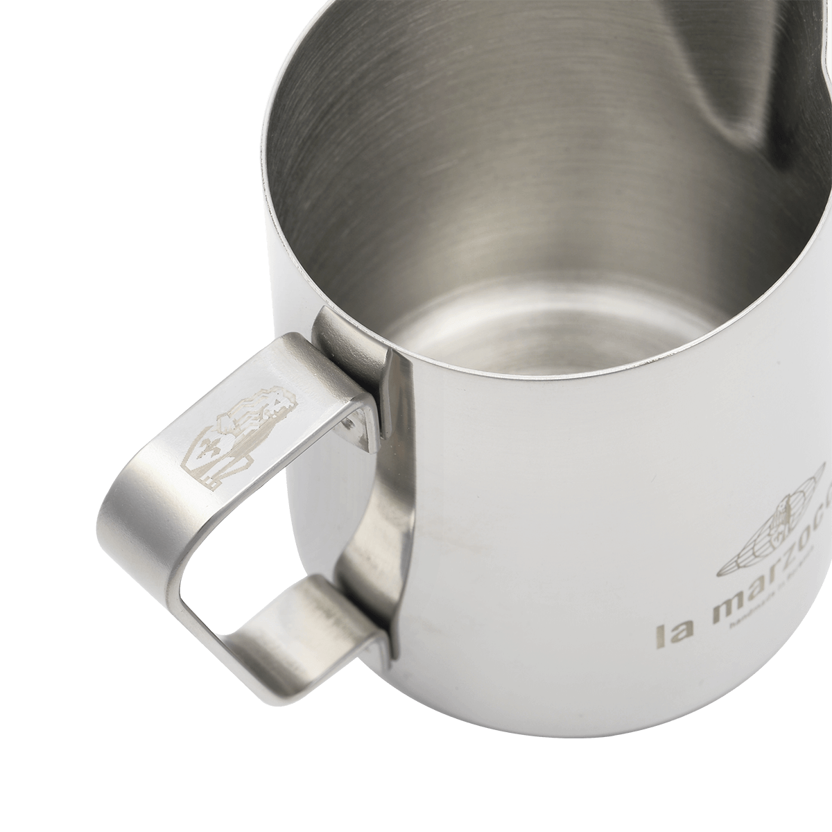 Detailansicht eines Edelstahl-Milchkännchens von La Marzocco – ideal für das professionelle Milchaufschäumen und Latte Art in der Kaffeezubereitung. Das Barista Tool ist hochwertig verarbeitet und perfekt abgestimmt auf den Einsatz mit La Marzocco Espressomaschinen im Café- oder Home-Barista-Bereich.