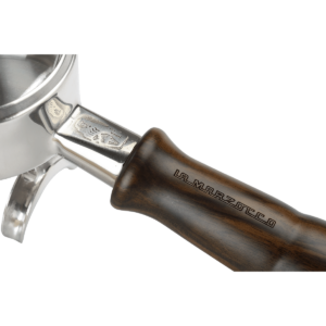 Siebträger mit edlem Holzgriff und La Marzocco Gravur – ein hochwertiges Barista Tool für den Einsatz an professionellen Espressomaschinen. Das Zubehör vereint Ergonomie und Design und ist optimal für präzise Kaffeezubereitung im Café-Equipment oder in der Gastronomie.