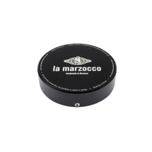 La Marzocco Push Tamper mit präzise einstellbarem Druck – ein professionelles Barista Tool für konstante Kaffeezubereitung an der Espressomaschine. Ideal für den Einsatz in Kombination mit einer La Marzocco Siebträgermaschine, verbessert er die Extraktion und sorgt für gleichmäßige Ergebnisse bei jedem Brühvorgang.