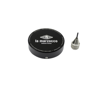 La Marzocco Push Tamper mit präzise einstellbarem Druck – ein professionelles Barista Tool für konstante Kaffeezubereitung an der Espressomaschine. Ideal für den Einsatz in Kombination mit einer La Marzocco Siebträgermaschine, verbessert er die Extraktion und sorgt für gleichmäßige Ergebnisse bei jedem Brühvorgang.