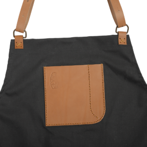 La Marzocco Barista-Schürze aus robustem, wasserdichtem Segeltuch mit hochwertiger Lederapplikation.