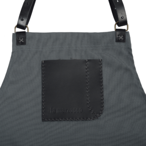 La Marzocco Barista-Schürze aus robustem, wasserdichtem Segeltuch mit hochwertiger Lederapplikation.