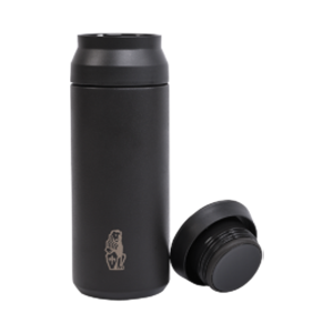 Schwarze Thermoflasche mit graviertem La Marzocco-Löwenlogo – ein stilvolles Barista Accessoire für unterwegs. Die doppelwandige Isolierung hält Kaffee oder Tee zuverlässig warm und ist ein praktisches Extra für Fans hochwertiger Café- und Espressomaschinen. Ideal als Ergänzung zu professionellem Café-Equipment.