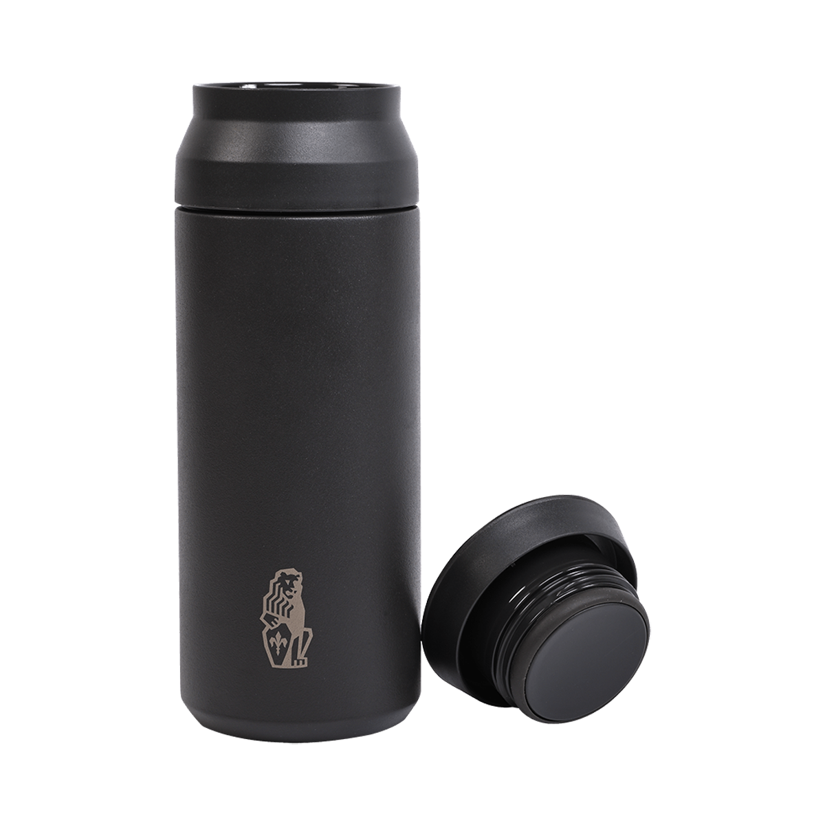 Schwarze Thermoflasche mit graviertem La Marzocco-Löwenlogo – ein stilvolles Barista Accessoire für unterwegs. Die doppelwandige Isolierung hält Kaffee oder Tee zuverlässig warm und ist ein praktisches Extra für Fans hochwertiger Café- und Espressomaschinen. Ideal als Ergänzung zu professionellem Café-Equipment.