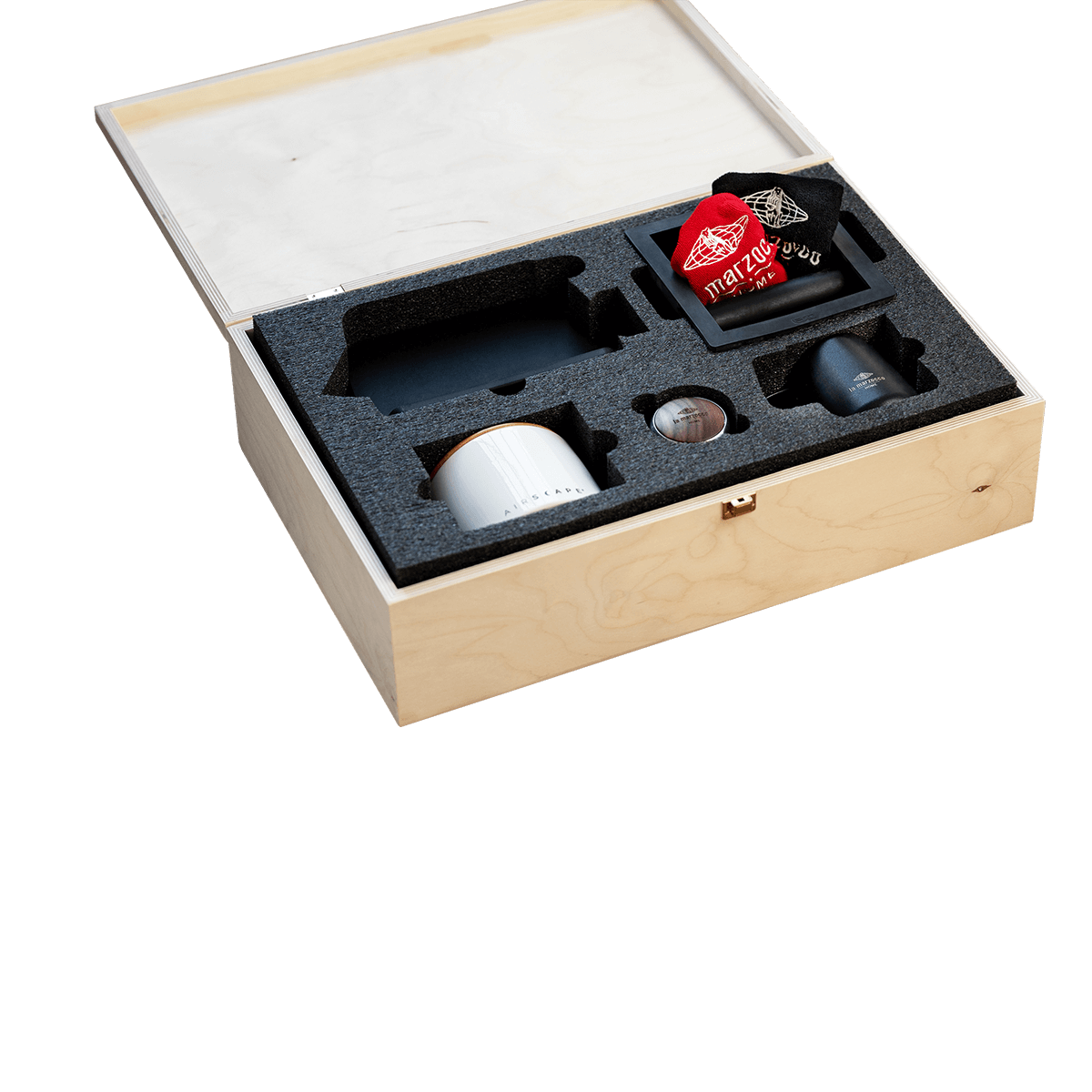 Barista Zubehörset in edler Holzkiste von La Marzocco – enthält hochwertige Tools für die professionelle Kaffeezubereitung, darunter Dampfdrehgriffe, Tücher, Milchkanne und weiteres Café-Equipment. Ideal für Siebträgermaschinen wie die Linea Mini oder GS3. Perfekt für Baristas, die Wert auf Qualität und Funktionalität legen.