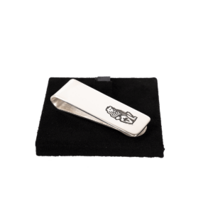 Elegante Geldklammer aus poliertem Metall mit dem La Marzocco Löwenlogo – stilvolles Accessoire für Baristas und Fans hochwertiger Café- und Espressokultur. Ideal als Geschenk für Liebhaber von La Marzocco Espressomaschinen und professionellem Barista-Equipment.