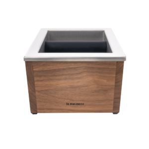 Der La Marzocco Abklopfbehälter in elegantem Edelstahl bietet eine hochwertige Lösung für das saubere Entsorgen von Kaffeesatz in der professionellen Kaffeezubereitung. Als Teil des Café-Equipments ist er perfekt auf Siebträgermaschinen abgestimmt und ergänzt Barista Tools ideal – funktional, robust und stilvoll im Design.
