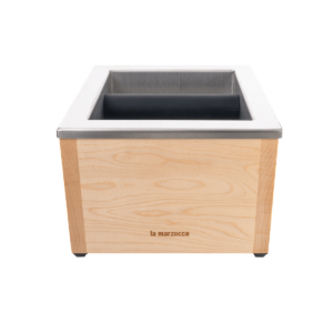 Der La Marzocco Abklopfbehälter in elegantem Edelstahl bietet eine hochwertige Lösung für das saubere Entsorgen von Kaffeesatz in der professionellen Kaffeezubereitung. Als Teil des Café-Equipments ist er perfekt auf Siebträgermaschinen abgestimmt und ergänzt Barista Tools ideal – funktional, robust und stilvoll im Design.
