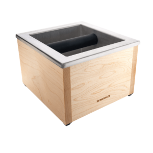 Der La Marzocco Abklopfbehälter in elegantem Edelstahl bietet eine hochwertige Lösung für das saubere Entsorgen von Kaffeesatz in der professionellen Kaffeezubereitung. Als Teil des Café-Equipments ist er perfekt auf Siebträgermaschinen abgestimmt und ergänzt Barista Tools ideal – funktional, robust und stilvoll im Design.