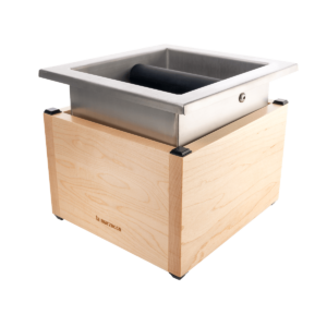 Der La Marzocco Abklopfbehälter in elegantem Edelstahl bietet eine hochwertige Lösung für das saubere Entsorgen von Kaffeesatz in der professionellen Kaffeezubereitung. Als Teil des Café-Equipments ist er perfekt auf Siebträgermaschinen abgestimmt und ergänzt Barista Tools ideal – funktional, robust und stilvoll im Design.