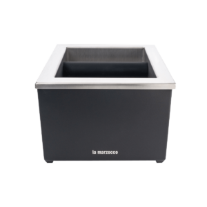 Der La Marzocco Abklopfbehälter in elegantem Edelstahl bietet eine hochwertige Lösung für das saubere Entsorgen von Kaffeesatz in der professionellen Kaffeezubereitung. Als Teil des Café-Equipments ist er perfekt auf Siebträgermaschinen abgestimmt und ergänzt Barista Tools ideal – funktional, robust und stilvoll im Design.