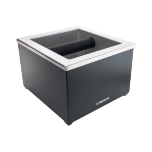 Der La Marzocco Abklopfbehälter in elegantem Edelstahl bietet eine hochwertige Lösung für das saubere Entsorgen von Kaffeesatz in der professionellen Kaffeezubereitung. Als Teil des Café-Equipments ist er perfekt auf Siebträgermaschinen abgestimmt und ergänzt Barista Tools ideal – funktional, robust und stilvoll im Design.