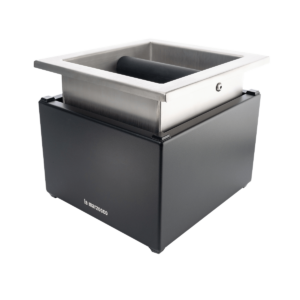 Der La Marzocco Abklopfbehälter in elegantem Edelstahl bietet eine hochwertige Lösung für das saubere Entsorgen von Kaffeesatz in der professionellen Kaffeezubereitung. Als Teil des Café-Equipments ist er perfekt auf Siebträgermaschinen abgestimmt und ergänzt Barista Tools ideal – funktional, robust und stilvoll im Design.