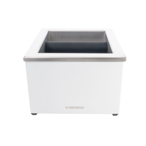 Der La Marzocco Abklopfbehälter in elegantem Edelstahl und Weiß bietet eine hochwertige Lösung für das saubere Entsorgen von Kaffeesatz in der professionellen Kaffeezubereitung. Als Teil des Café-Equipments ist er perfekt auf Siebträgermaschinen abgestimmt und ergänzt Barista Tools ideal – funktional, robust und stilvoll im Design.