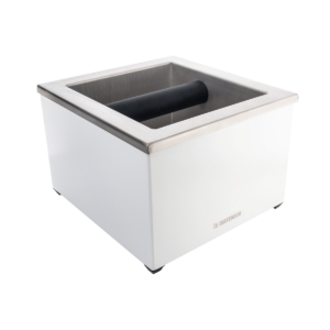Der La Marzocco Abklopfbehälter in elegantem Edelstahl und Weiß bietet eine hochwertige Lösung für das saubere Entsorgen von Kaffeesatz in der professionellen Kaffeezubereitung. Als Teil des Café-Equipments ist er perfekt auf Siebträgermaschinen abgestimmt und ergänzt Barista Tools ideal – funktional, robust und stilvoll im Design.