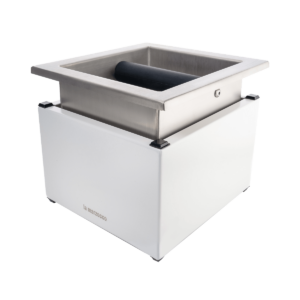 Der La Marzocco Abklopfbehälter in elegantem Edelstahl und Weiß bietet eine hochwertige Lösung für das saubere Entsorgen von Kaffeesatz in der professionellen Kaffeezubereitung. Als Teil des Café-Equipments ist er perfekt auf Siebträgermaschinen abgestimmt und ergänzt Barista Tools ideal – funktional, robust und stilvoll im Design.