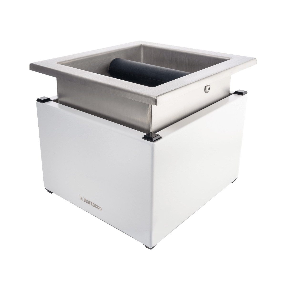 Der La Marzocco Abklopfbehälter in elegantem Edelstahl und Weiß bietet eine hochwertige Lösung für das saubere Entsorgen von Kaffeesatz in der professionellen Kaffeezubereitung. Als Teil des Café-Equipments ist er perfekt auf Siebträgermaschinen abgestimmt und ergänzt Barista Tools ideal – funktional, robust und stilvoll im Design.