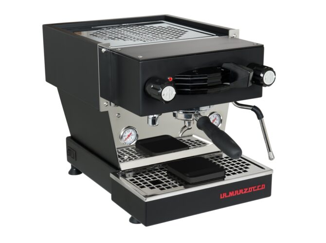 Professionelle La Marzocco Linea Mini Espressomaschine in Schwarz – kompakte Siebträgermaschine mit Dampfrohr, Dual-Boiler-System und ikonischem Design. Ideal für Home-Baristas oder kleine Cafés, die Wert auf Qualität, Präzision und perfekte Kaffeezubereitung legen.