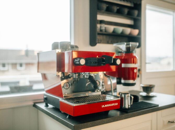 La Marzocco Linea Mini in leuchtendem Rot – professionelle Espressomaschine für höchste Ansprüche in puncto Design, Verarbeitung und Kaffeequalität. Ausgestattet mit Dualboiler-Technologie, integrierter Brühgruppensteuerung und präziser Temperaturkontrolle. Ideal für Baristas, Gastronomiebetriebe und anspruchsvolle Kaffeeliebhaber. Kompakte Bauweise kombiniert mit ikonischer Ästhetik – ein Statement für jede professionelle Kaffeestation.