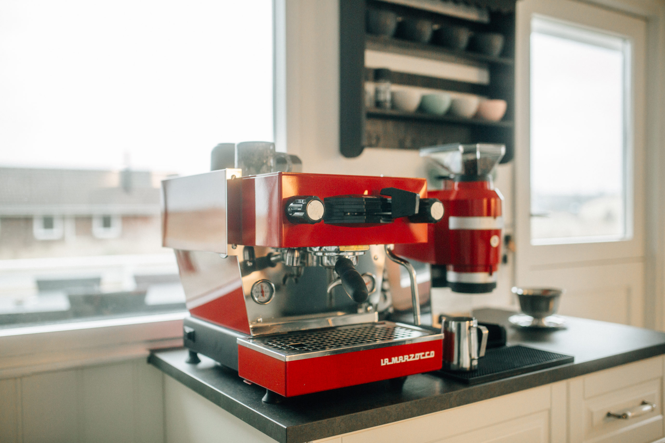 La Marzocco Linea Mini in leuchtendem Rot – professionelle Espressomaschine für höchste Ansprüche in puncto Design, Verarbeitung und Kaffeequalität. Ausgestattet mit Dualboiler-Technologie, integrierter Brühgruppensteuerung und präziser Temperaturkontrolle. Ideal für Baristas, Gastronomiebetriebe und anspruchsvolle Kaffeeliebhaber. Kompakte Bauweise kombiniert mit ikonischer Ästhetik – ein Statement für jede professionelle Kaffeestation.