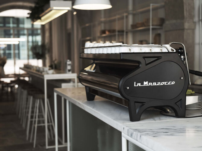 La Marzocco Strada in einem Café, Espressomaschine für die Gastronomie