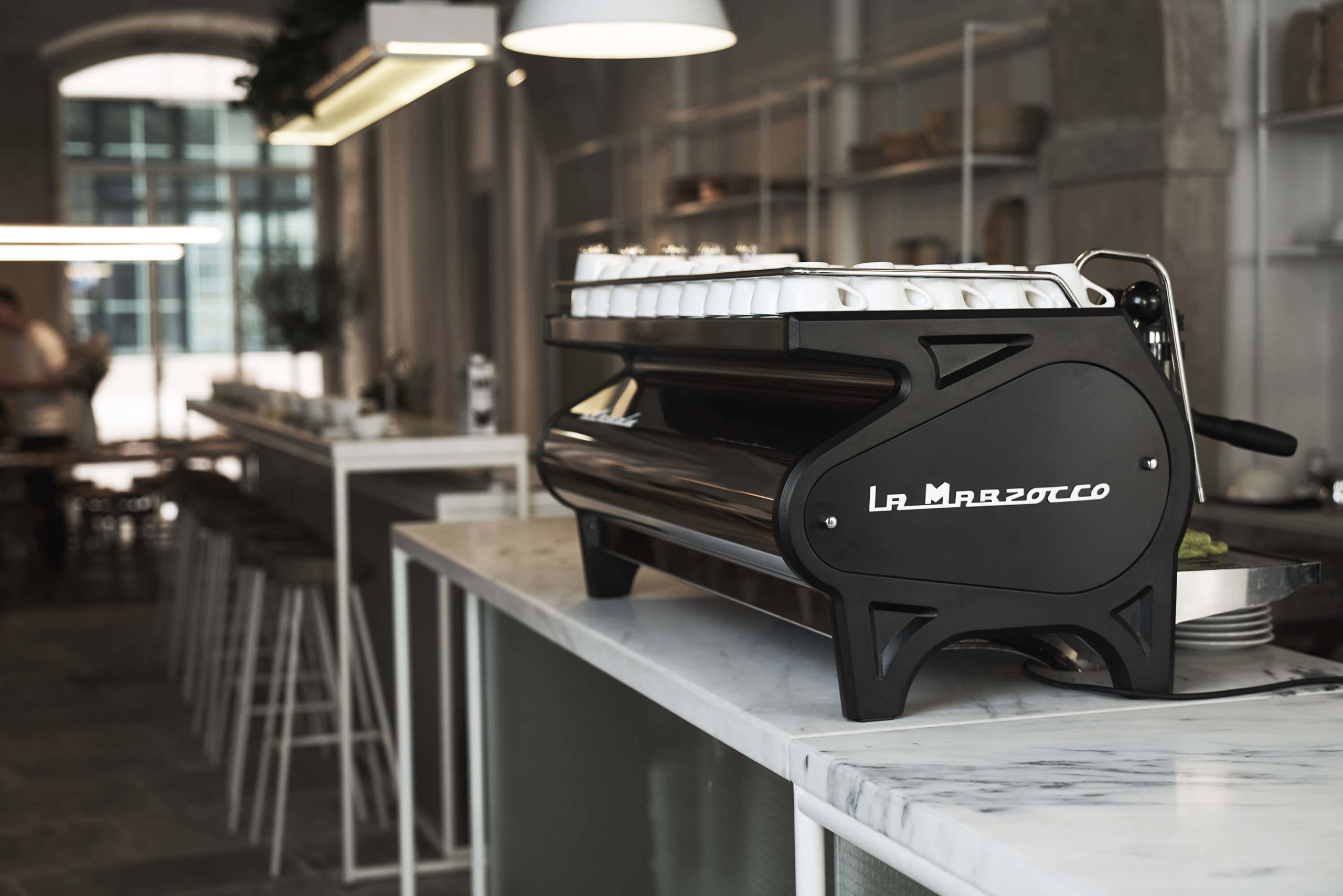La Marzocco Strada in einem Café, Espressomaschine für die Gastronomie