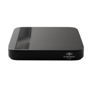 Frontansicht der La Marzocco Home Waage in Schwarz – digitale Präzisionswaage für Baristas, perfekt für die Zubereitung von Espresso und Kaffee mit Siebträgermaschine oder Espressomaschine. Hochwertiges Zubehör für professionelle Ergebnisse zu Hause.