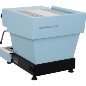 Rückansicht der La Marzocco Linea Mini in Babyblau – kompakte Siebträgermaschine mit klaren Linien und robustem Gehäuse. Ideal für professionelle Ansprüche in der Gastronomie und stilvolle Kaffeezubereitung zu Hause