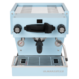La Marzocco Linea Mini in Babyblau – kompakte Siebträgermaschine mit professioneller Ausstattung für Gastronomie und Zuhause. Stilvolles Design trifft auf hohe Leistung und Benutzerfreundlichkeit. Foto zeigt Frontansicht